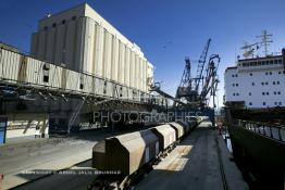 Image du Maroc Professionnelle de  Pour une distribution aux minoteries, le chargement du blé au quai des Doc Silos au port de Casablanca se fait grâce à des installations modernes versant le blé en grain directement dans les wagons du train, cette opération automatique gérée par la centrale des doc silos. 31 Décembre 2003. (Photo / Abdeljalil Bounhar)
 